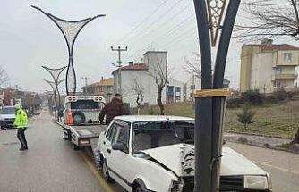 Keşan’da aydınlatma direğine çarpan otomobildeki 2 kişi yaralandı