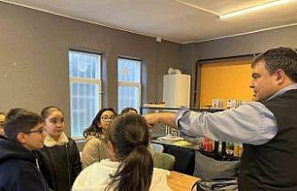 Kırşehir Vali Yardımcısı Balcı tost yaptı, öğrencilerin hesabını ödedi