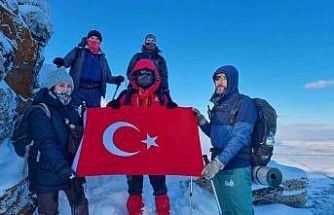 Kırşehirli dağcılar, Gönül Dağı’nda İstiklal Marşı okudu