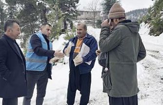 Kış günü belediye ekiplerinden ikram
