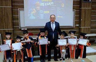Kış Kampı’nda miniklerin mezuniyet sevinci
