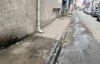 Klima suyu kaldırımı buz pistine çevirdi