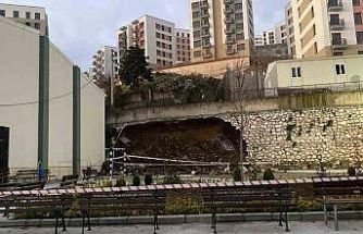 Kocaeli’de 10 metrelik istinat duvarı okul bahçesine devrildi