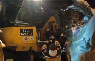 Kolundan yaralanan çocuk, iş makinasıyla bulunduğu yerden alınıp sağlık ekibine teslim edildi