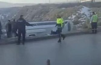 Kontrolden çıkan işçi servisi şarampole devrildi: 10 yaralı