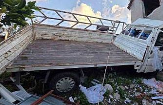 Kontrolden çıkan kamyonet eve çarptı: 1 ölü