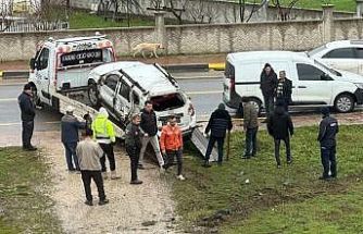 Kontrolden çıkan otomobil, belediye aracına çarparak takla attı