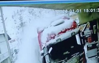 Kontrolden çıkan tır eve çarptı: Kaza anı kamerada