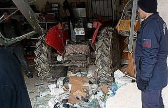 Kontrolden çıkan traktör iş yerine daldı