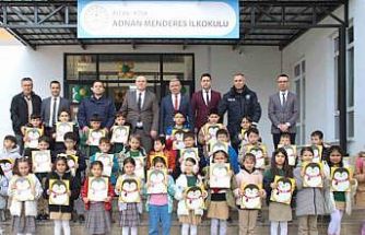 Köşk’te öğrencilerin yarıyıl karnelerini Kaymakam Taş verdi