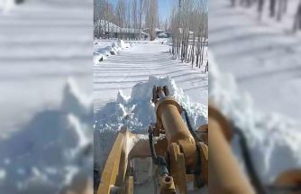 Köy yolları için zorlu mücadele: Kar kalınlığının 2 metreyi aştığı bölgede ekipler aralıksız mesai yapıyor