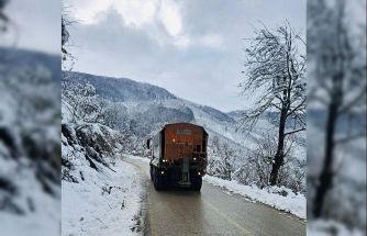 Köy yollarında tuzlama çalışmaları sürüyor