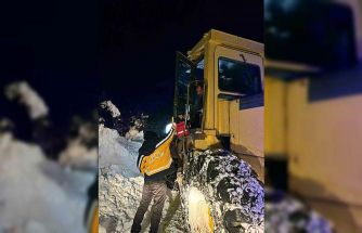 Köyde mahsur kalan çift 5 saatlik çalışma sonucu hastaneye sevk edildi