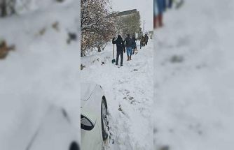 Köylüler kapanan sokaklarını elbirliğiyle açtı