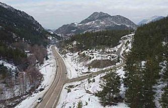 Kozan’da kar keyfi: Kardan adama sucuk ekmek ve şalgam ikram ettiler