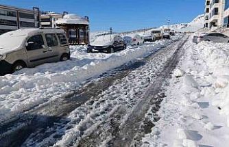 Kulp’ta kar çekildi, dondurucu soğuk etkisini artırdı