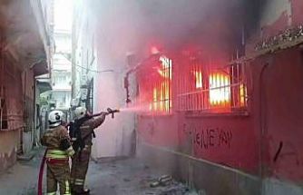 Kumaş deposu alevlere teslim oldu