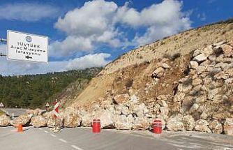Kumluca-Kemer karayolunda toprak kayması, heyelanı önlemek için örülen duvardaki kayalar yola saçıldı