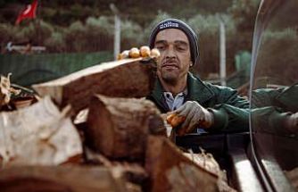 Kuşadası’nda ağaç atıkları ihtiyaç sahipleri için yakacağa dönüşüyor