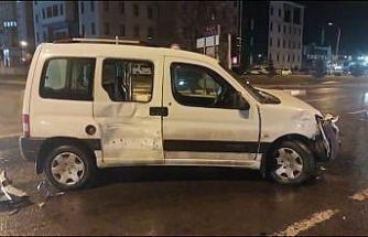 Kütahya’da ambulans ile otomobil çarpıştı: 1 yaralı