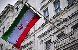 Londra’da göstericiler İran Büyükelçiliği’nde 1979 devrimi öncesine ait İran bayrağı açtı