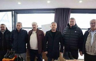 Lunapark işletmecisinden çocuklar için ayakkabı yardımı