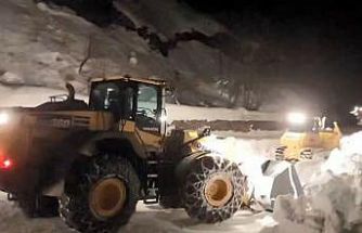 Macahel Geçidi’nde karla mücadele 10 gündür gece gündüz sürüyor