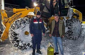 Malatya’da kardan kapanan yollarda ekipler vatandaşların yardımına koştu