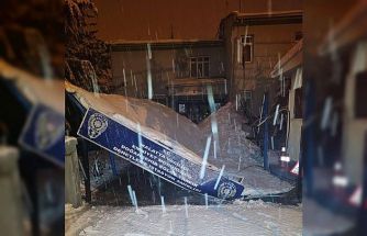 Malatya’da karın ağırlığıyla istasyon amirliğinin surdurması çöktü