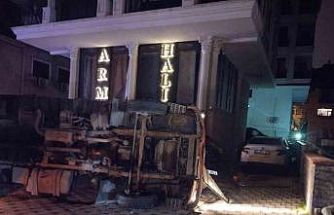 Maltepe’de moloz yüklü kamyonet otomobilin üzerine devrildi