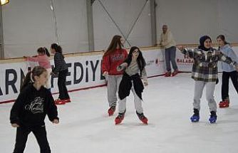 Manisa’da 5 bin öğrenci buz pistinde eğlendi