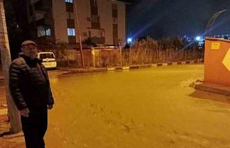 Manisa’da sağanak yağış etkili oldu: Otomobil dereye düştü, elektrikli otomobil alev aldı