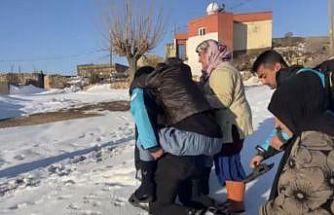 Mardin’de fedakar sağlık personeli: 84 yaşındaki hastayı sırtında taşıdı