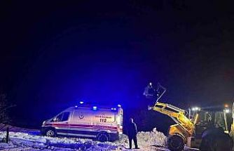 Mardin’de yolda mahsur kalan ambulansı belediye ekipleri kurtardı