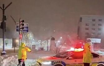 Mardin’de yürekleri ısıtan görüntüler: Polis ve çocukların kar topu savaşı kamerada