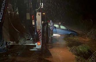 Marmaris’i sağanak yağış vurdu, araçlar suda mahsur kaldı