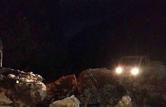 Marmaris’te dev kayalar orman yolunu kapattı