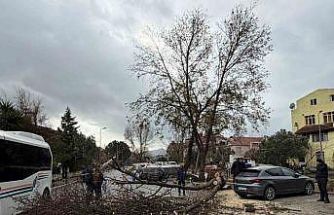 Marmaris’te şiddetli fırtına etkisini sürdürüyor