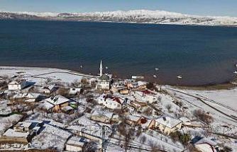 Mavinin ve beyazın buluştuğu köy, eşsiz manzaralar oluşturdu