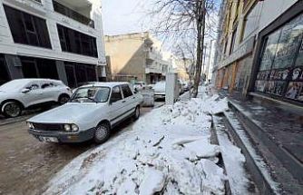 Mazıdağı’nda kar yağışının üzerinden 15 gün geçti, kaldırımlar hala temizlenmedi