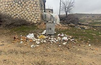 Mazıdağı’nda vatandaşlardan toplanmayan çöplere tepki