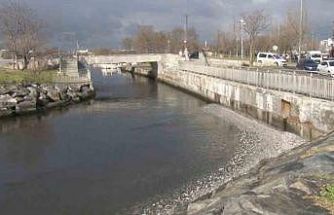 Menekşe sahilinde sular çekildi, tekneler geçişlerde zorluk yaşadı