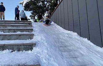Merdiven değil kayak pisti: Bolulu miniklerin kayak eğlencesi