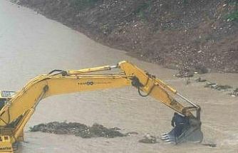 Mersin’de aracıyla çaya düşen sürücü kurtarıldı