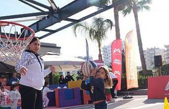 Mersin’de çocuklar AVM’de sporla buluştu