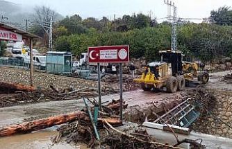 Mersin’de selin izleri silinmeye çalışılıyor