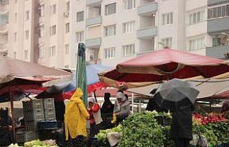 Meteoroloji’nin sağanak ve fırtına uyarısı pazarcıları etkiledi