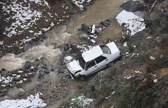 Metrelerce yüksekten dereye uçan otomobilden kendini atarak kurtardı