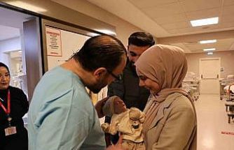 Mide ve bağırsakları karnının dışında doğan 44 günlük bebek iki ameliyat geçirdi