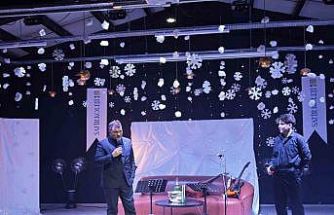 Milletvekili oğluyla aynı sahnede şiir okudu